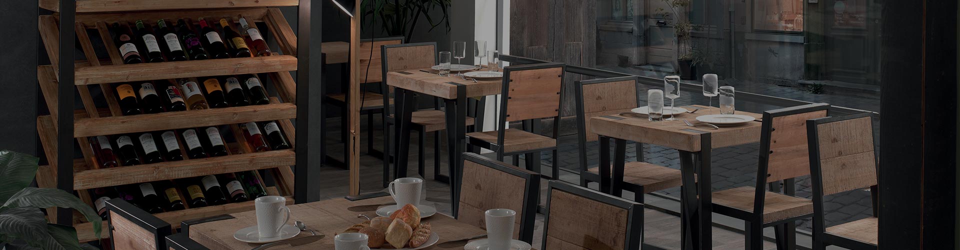 Etagères à vin dans un bar